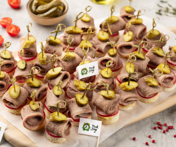 Канапе с говяжьим языком и корнишонами 75 шт.