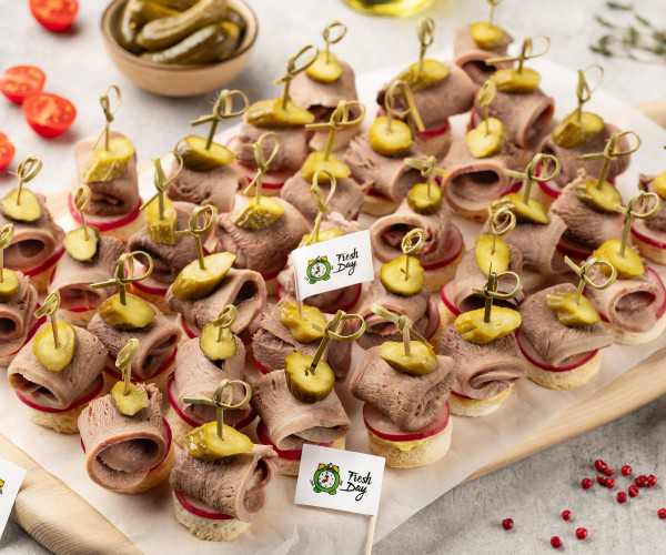 Канапе с говяжьим языком и корнишонами 35 шт.