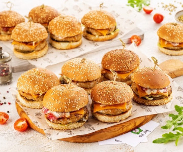 Мини-бургер с куриной котлетой и беконом 15 шт.