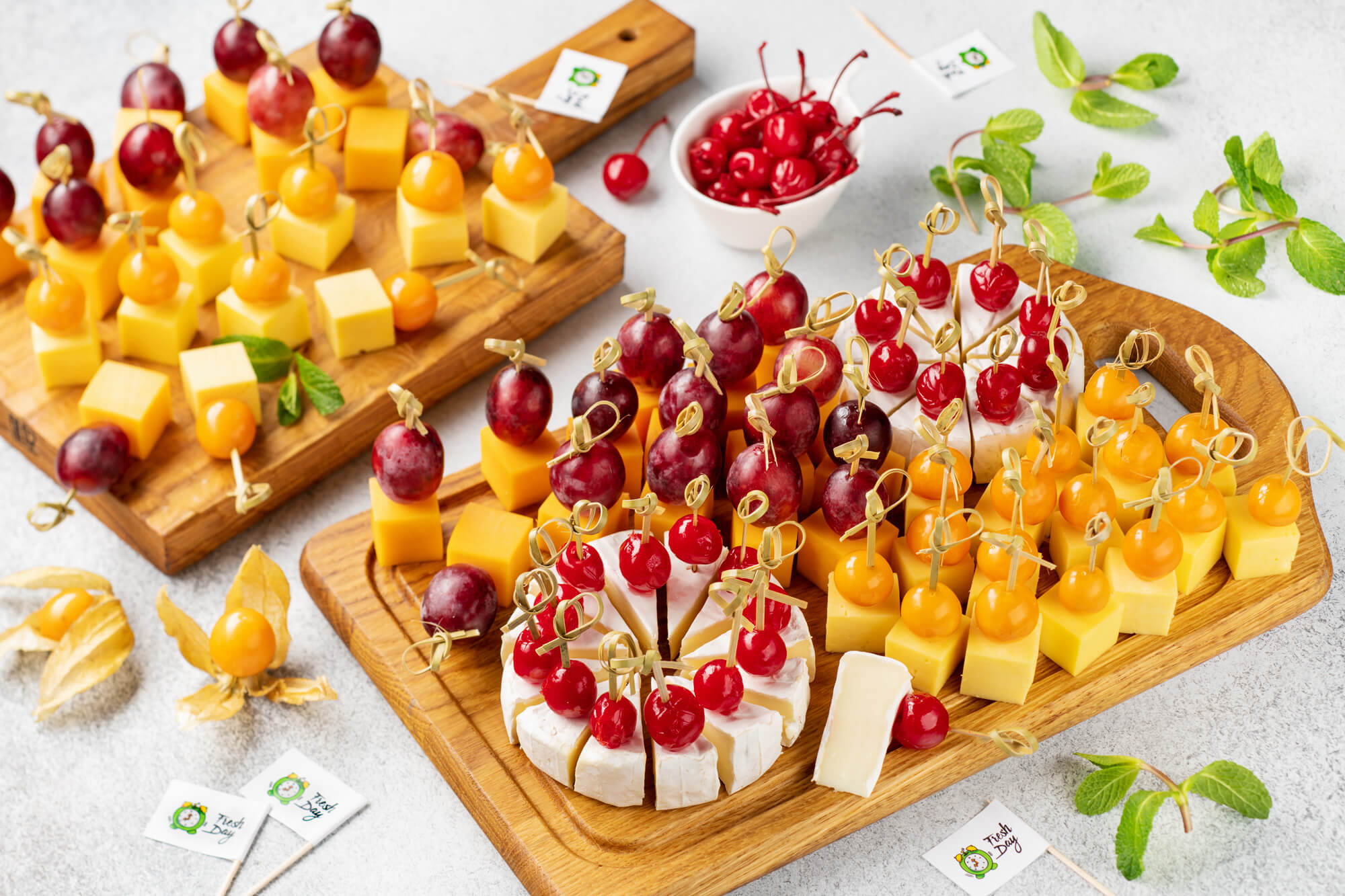 картинка Ассорти сырных канапе с фруктами 130 шт от Fresh Day